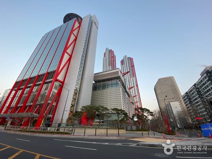 The Hyundai Seoul (더현대 서울)