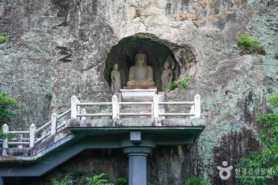 군위 아미타여래삼존 석굴