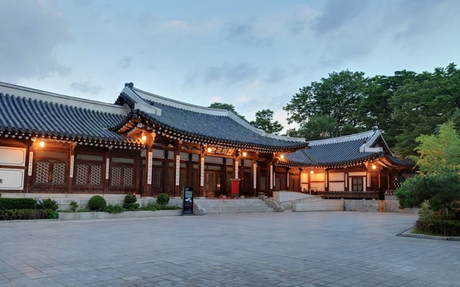 Ресторан традиционной корейской кухни "Корейский дом" (Korea House, 한국의집)