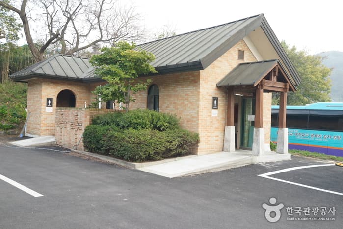 牙山贡税里圣堂(아산 공세리성당)