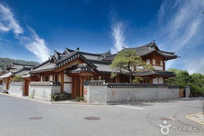 Eungjung Hanok (응정헌)