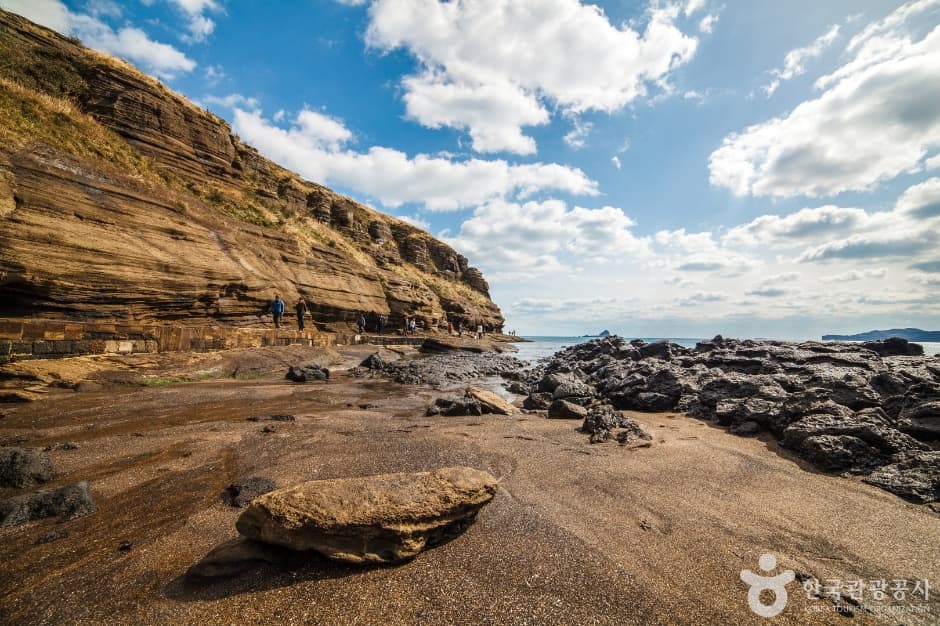 Costa Yongmeori (용머리해안)