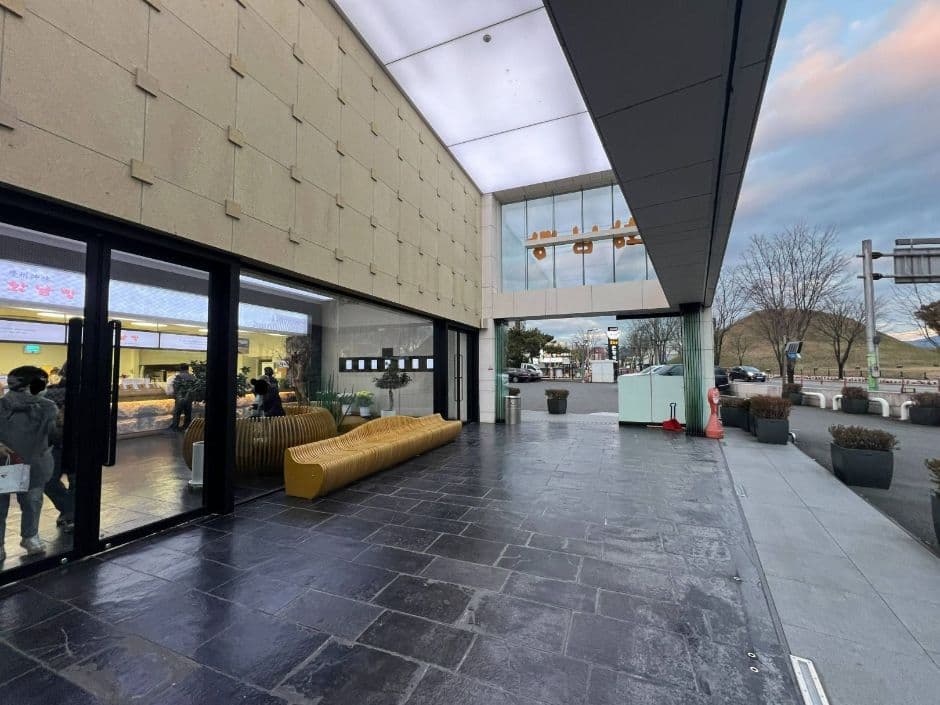 황남빵_화장실 앞에서 바라본 출입구