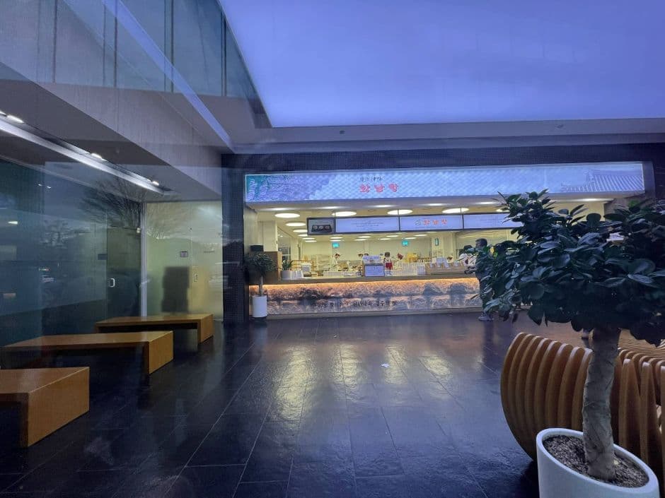 황남빵_ 판매장 내부