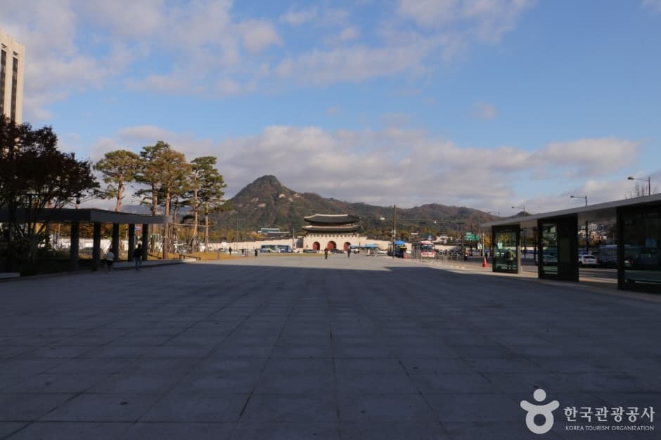 Gwanghwamun Plaza (광화문 광장)