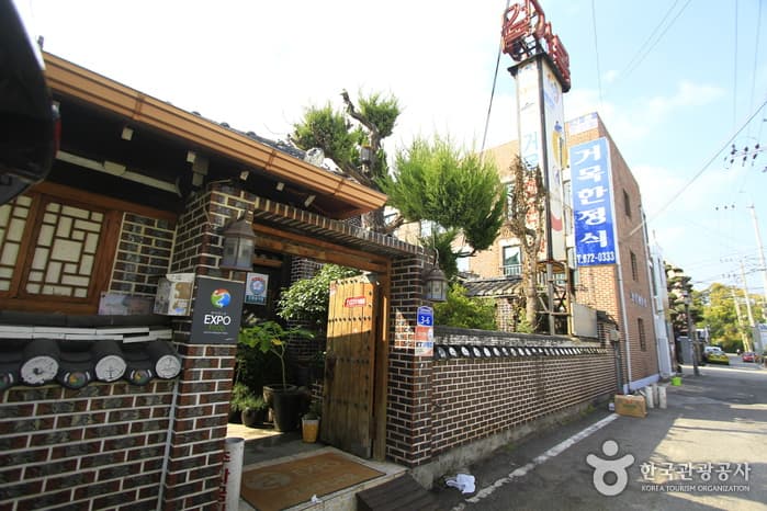 Geomok Hanjeongsik (거목한정식)