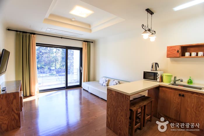 숙박_제주_꿈꾸는노마드_family객실(거실 및 주방)1