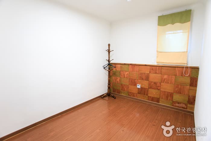 숙박_제주_꿈꾸는노마드_family객실(거실 및 주방)4