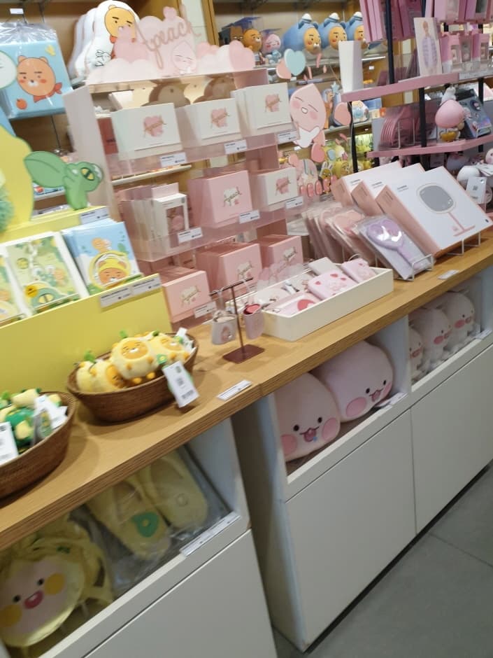 [事後免税店] KAKAO FRIENDS（カカオフレンズ）・フラッグシップホンデ（弘大）（카카오프렌즈 플래그십 홍대）