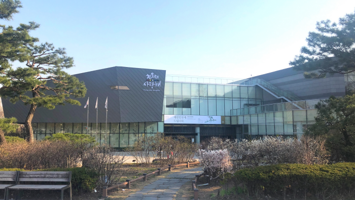 Cheongwadae Sarangchae (청와대 사랑채)