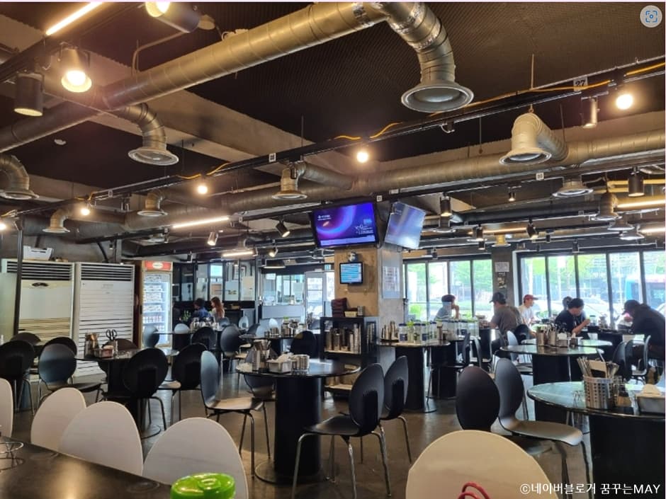 서울_강남구_신의주찹쌀순대_내부