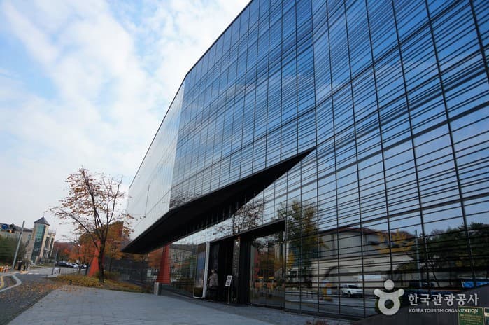 Арт-центр имени Пэк Нам Чжун (백남준아트센터)