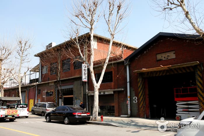 Кафе Daelim Changgo Gallery в районе Сонсу-дон (성수동 대림창고 갤러리)