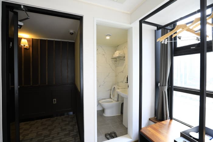 57명동호스텔_욕실과입구