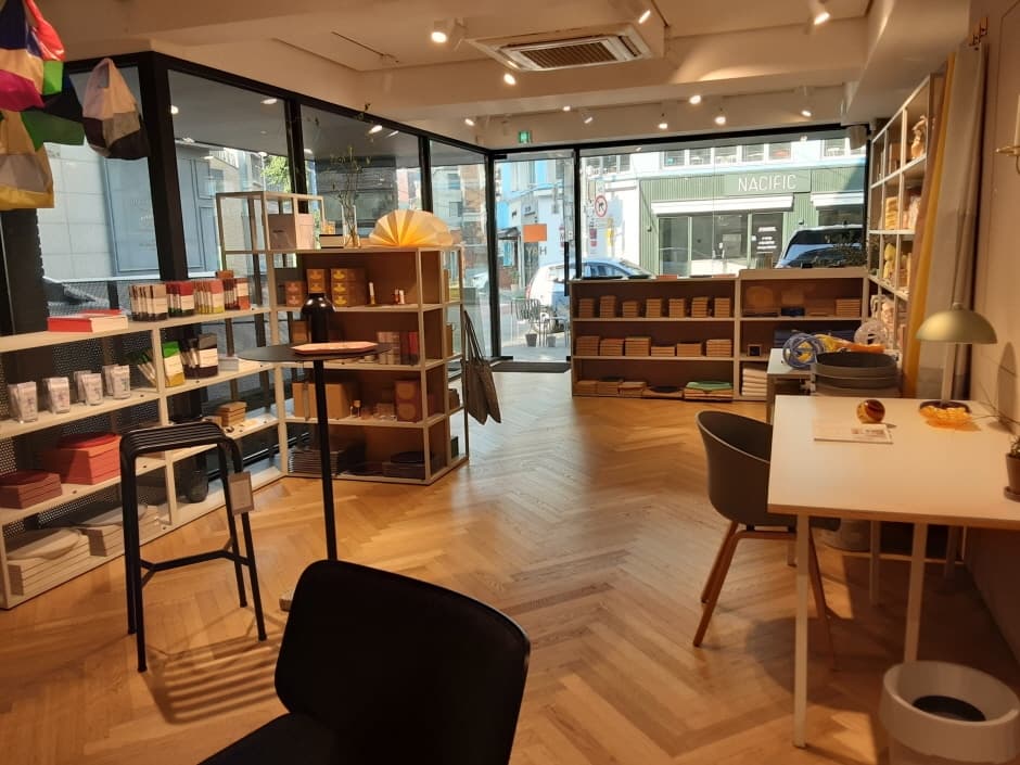 [事後免税店] ヘイ・カロス（헤이 가로수）