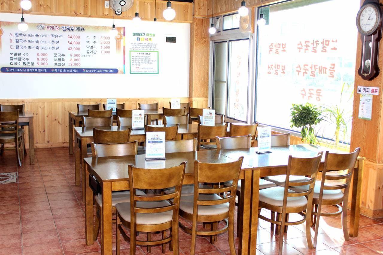 城山ポムジュクカルグクス新山里本店 (성산봄죽칼국수 신산리 본점)