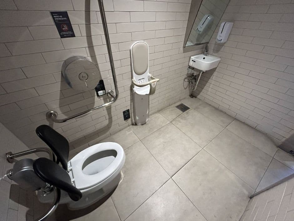 팝콘D스퀘어 장애인 화장실_내부에서 외부