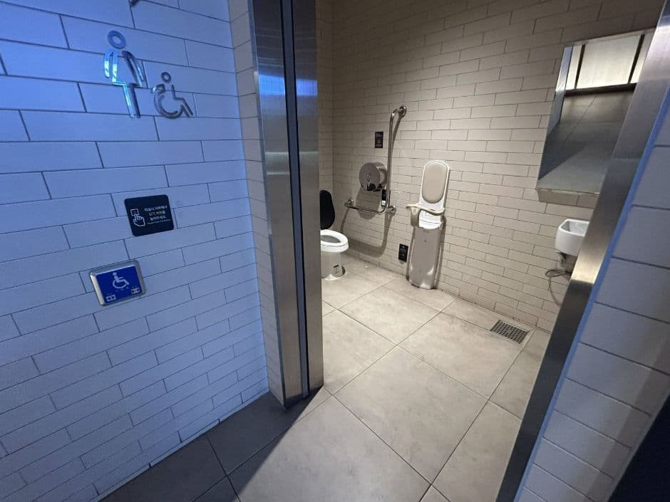 팝콘D스퀘어 장애인 화장실_외부에서 내부