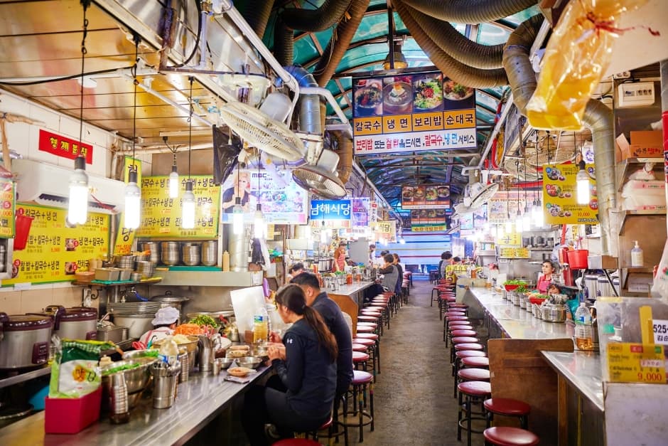 南大門市場グルメ横丁(カルグクス屋通り)(남대문시장 먹자골목(칼국수 골목))