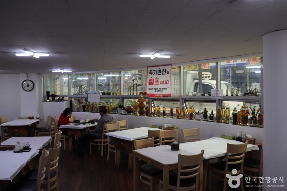 Gugu鮑魚蔘雞湯(구구전복삼계탕)