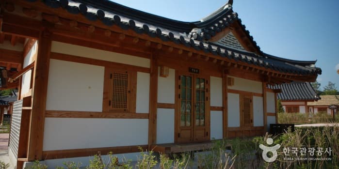Chojeong Haenggung / 초정행궁