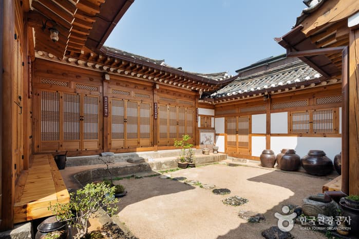 Hanok Guesthouse Dongchonchae / 한옥 게스트하우스 동촌재