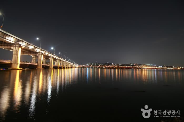 盤浦大橋月光彩虹噴泉(반포대교 달빛무지개분수)