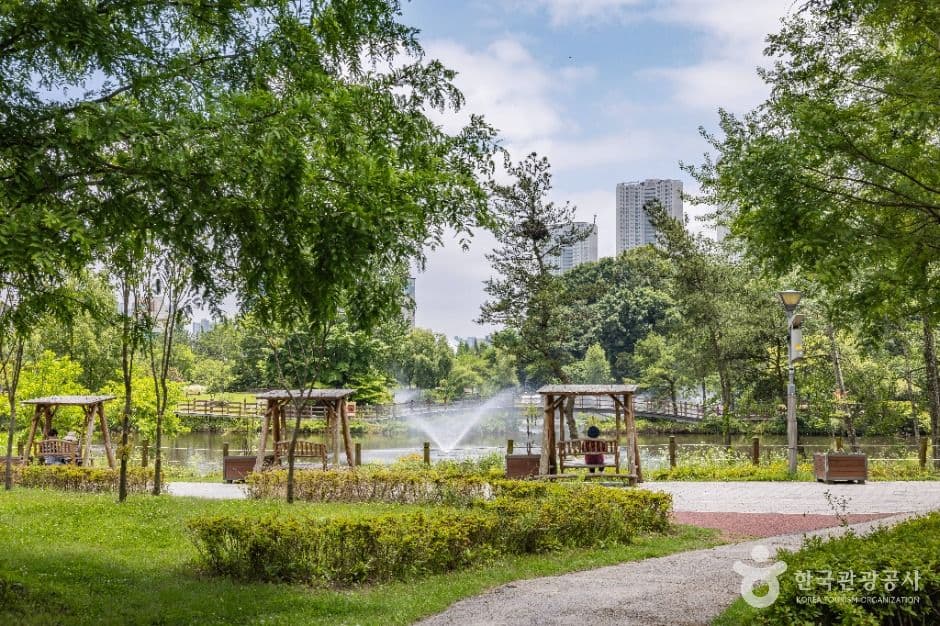 Parc Neulsolgil (늘솔길공원)