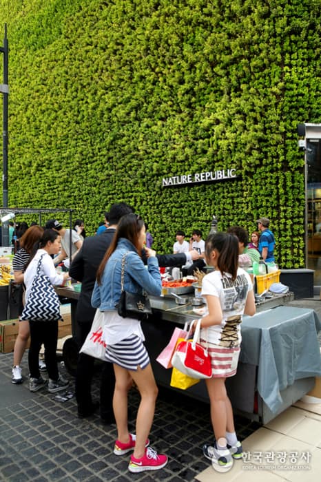 서울_중구_명동 길거리 음식 탐험01