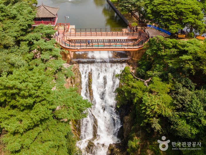 龍湫瀑布玻璃觀景臺(용추폭포 유리전망대)