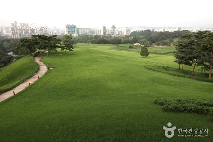 Крепость Мончхонтхосон в Сеуле (서울 몽촌토성)