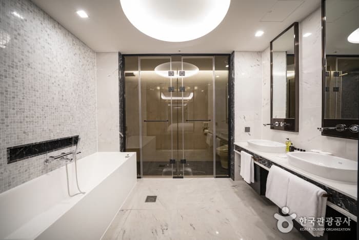 부산_라발스 호텔_ROYAL TERRACE SUITE OCEAN 1