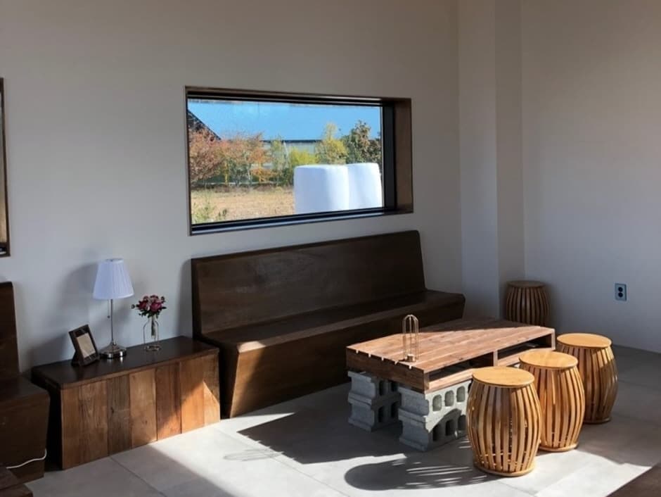 충북_청주시_카페까망_내부_1