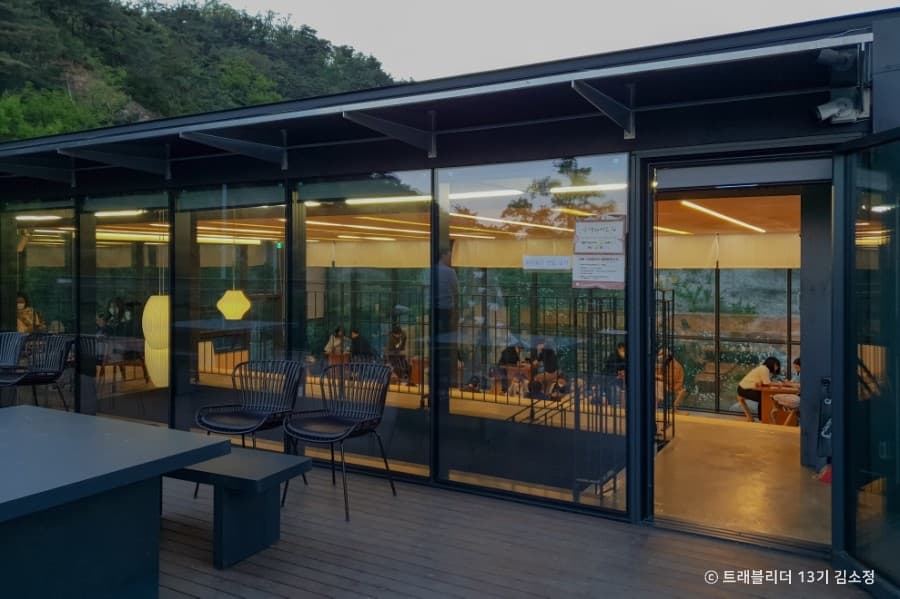 Poste de lecture 'The Forest' sur le mont Inwangsan (인왕산 더숲 초소책방)