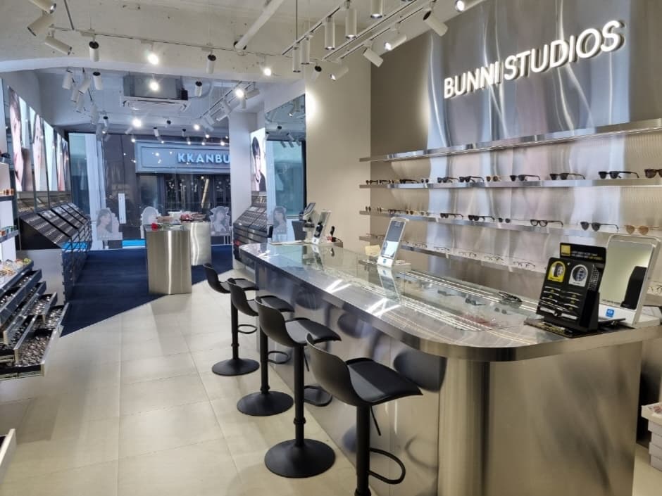 Bunni Studios Optical (Sucursal de la Estación de Myeongdong) (바니스튜디오 안경(명동역점))