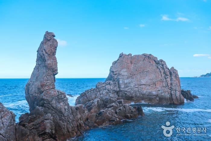 Sendero de la Cueva Yonggul y la Roca Chotdaebawi de Chogok (초곡 용굴촛대바위길)