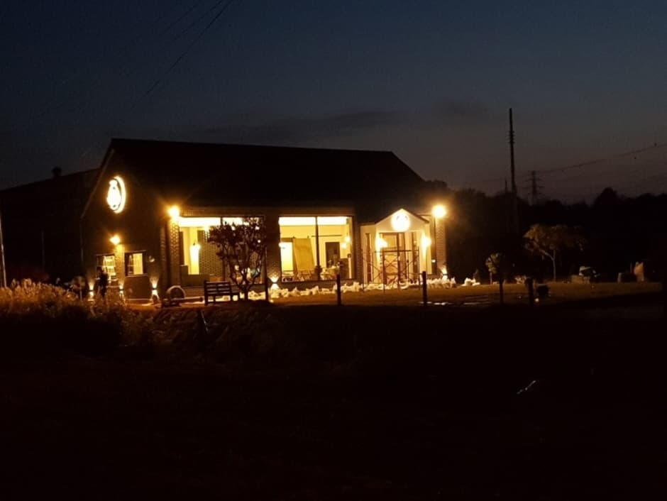 충북_청주시_카페까망_외관_2