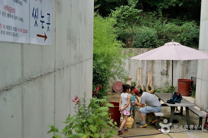 용인07_흙놀이장 옆 씻는 곳