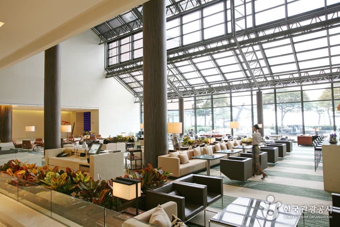 부산 해운대구_파라다이스호텔 부산_부대시설(로비라운지_크리스탈가든)