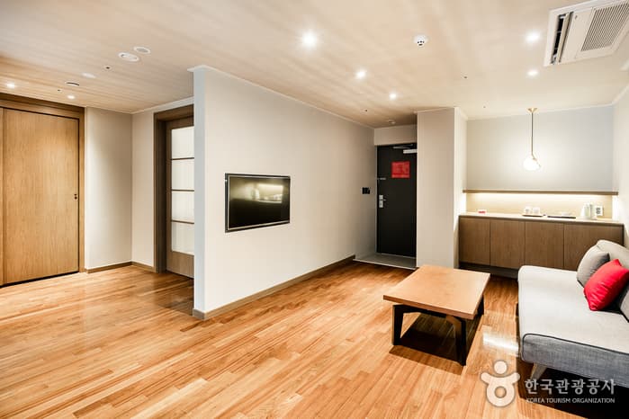 서울_라마다 호텔앤스위트 서울 남대문_코너스위트 3