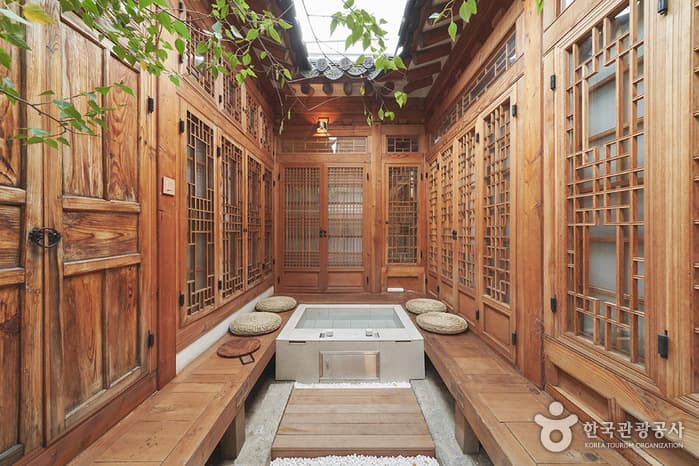 Of one book and stay / 일독일박