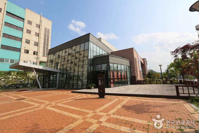 祝祭劇場モムジッ(축제극장 몸짓)