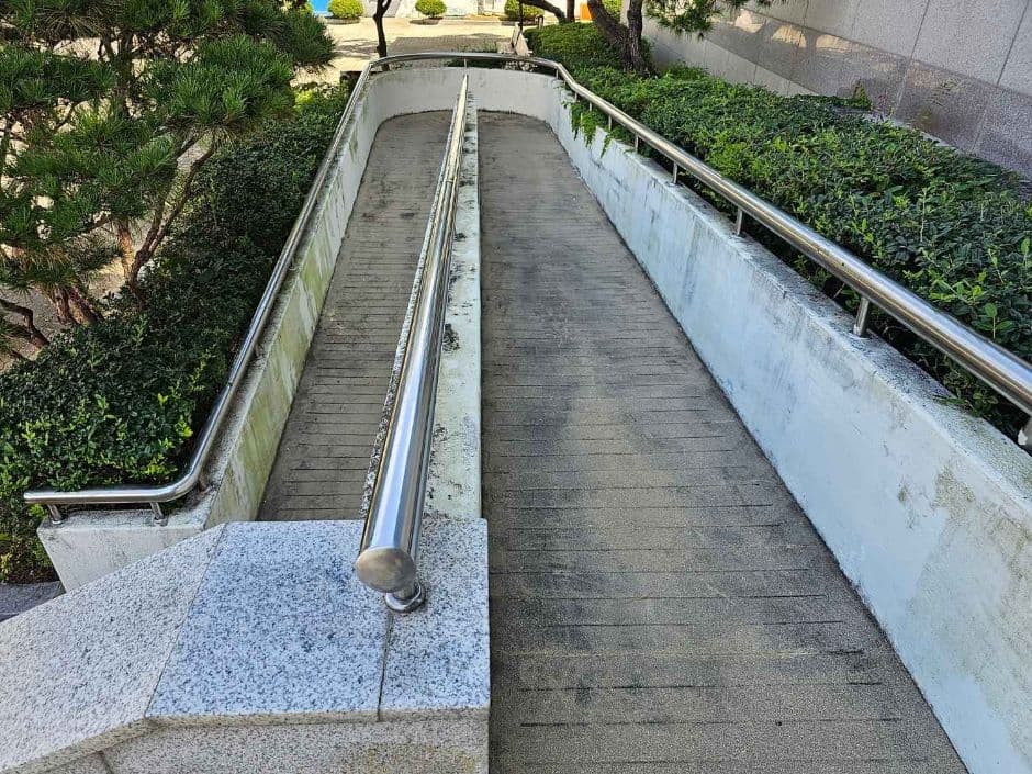 경기도해양수산자원연구소민물고기생태학습관_경사로