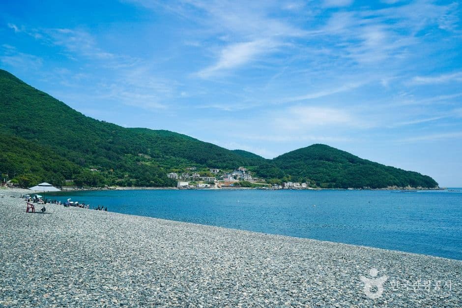 Playa Hakdong Heukjinju Mongdol (학동 흑진주 몽돌해변)
