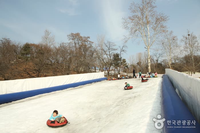 Снежные горки в Детском комплексе (어린이회관 눈썰매장)