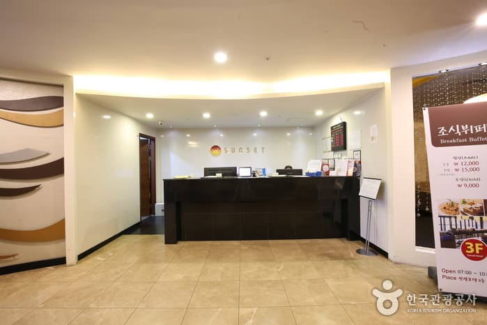 숙박_부산_해운대선셋호텔_내부-프론트_4