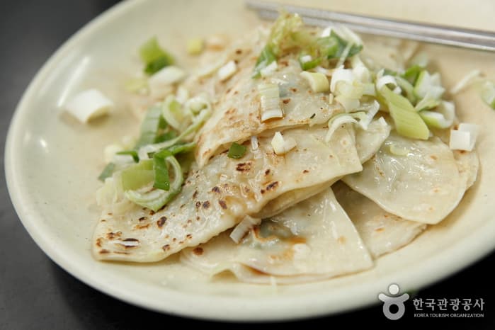 Ресторан "Мисондан Напчак манду" (미성당납작만두)