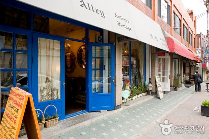 Itaewon Antiques Street (이태원 앤틱 가구 거리)