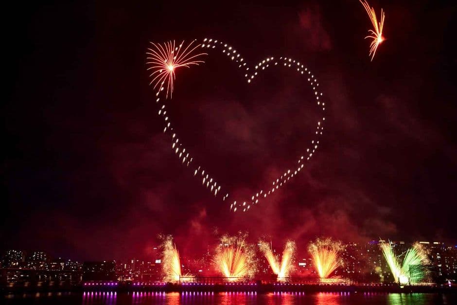 Международный фестиваль фейерверков в Сеуле Ханхва (한화와 함께하는 서울세계불꽃축제)