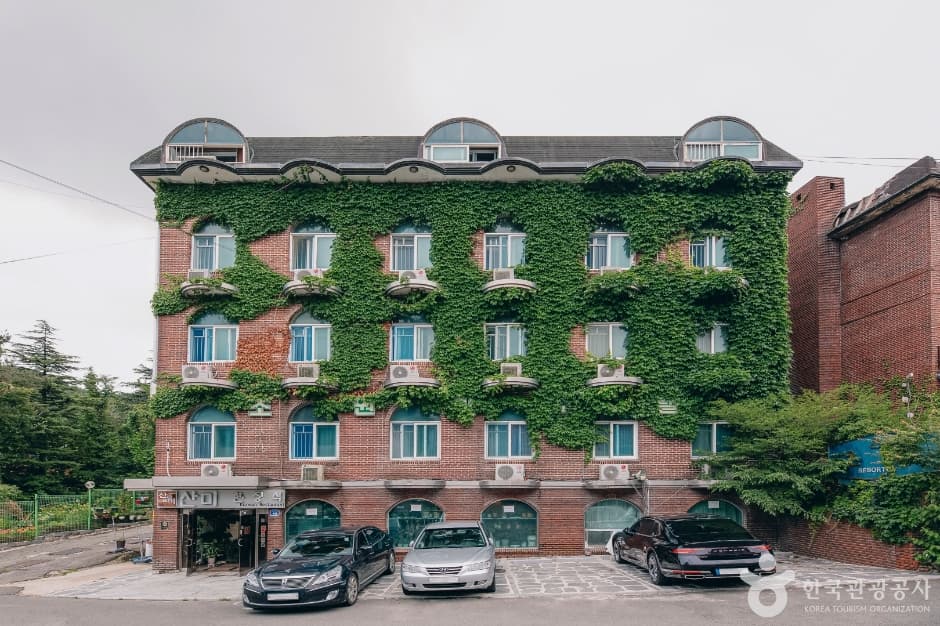 Chowon Resortel (초원리조텔)